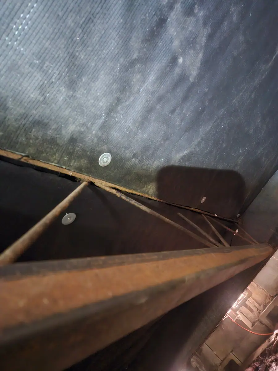 Belly wrap fastened above the steel frame and outriggers